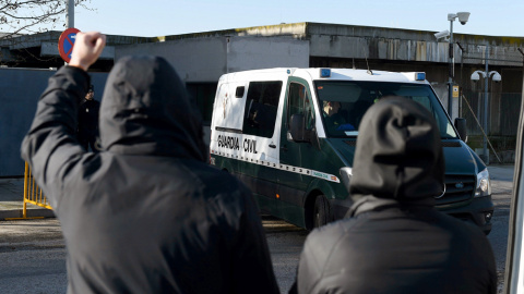 l juicio por la agresión a dos guardias civiles y sus parejas en Alsasua (Navarra) empieza hoy en la Audiencia Nacional envuelto en polémica por la acusación de terrorismo que pesa sobre los 8 jóvenes acusados de estos hechos y para quienes el fiscal 