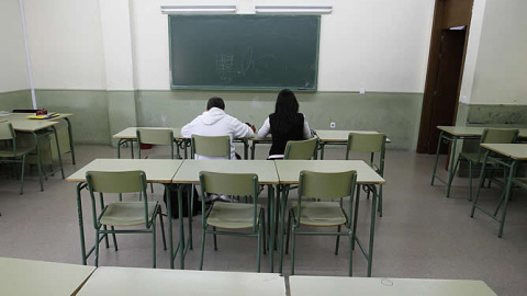 Dos estudiantes en una clase vacía en un institiuto de El Espinillo (Madrid)./ REUTERS