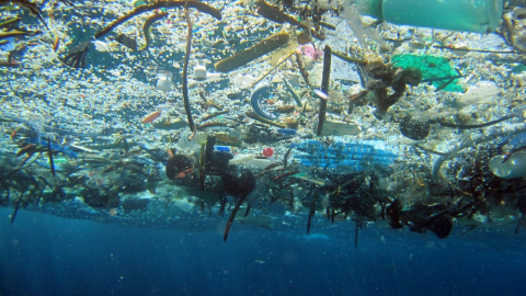 Sopa de plásticos flotando en el océano. /NOAA