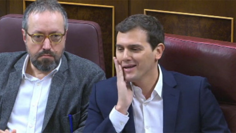 Rivera hace un gesto para llamar "caradura" a Rajoy ante el incumplimiento del pacto PP-C's. VÍDEO ATLAS