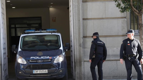 Arribada al Tribunal Suprem del vehicle policial amb el qual han estat traslladats Joaquim Forn, Josep Rull i Raül Romeva. EFE/Zipi