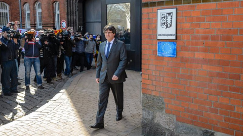 El expresidente de la Generalitat de Cataluña Carles Puigdemont (d) abandona la cárcel de Neumünster en Alemania, hoy, 6 de abril de 2018. Puigdemont ingresó en prisión el pasado 25 de marzo tras ser detenido en aplicación de la euroorden dictada po