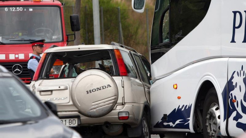 El todoterreno tras haber chocado con el autocar. EFE/Jaume Sellart