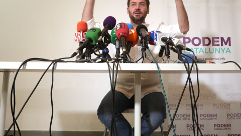 El secretario general de Podem, Albano-Dante Fachin, durante la rueda de prensa que ha ofrecido en Barcelona. EFE/Javier Etxezarreta