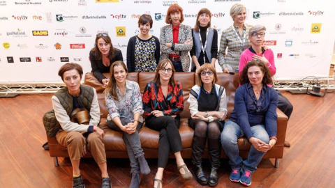 De izquierda a derecha, sentadas Pilar Revuelta (directora de arte), María Zamora (productora), Jara Yáñez (periodista), Julia Juaniz (montadora), Chus Gutiérrez (directora). De pie: Rosa Estevez (directora de casting), Coral Cruz (guionista), Patrici