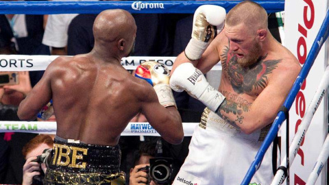 Un momento de la pelea entre Mayweather y McGregor. | ARMANDO ARORIZO (EFE)