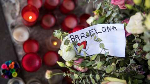 Muestra de duelo en la Rambla .Juan Medina / Reuters