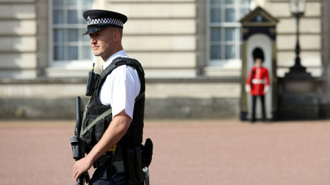 Un policía hace guardia en las afueras del Palacio de Buckingham.REUTERS/Paul Hackett