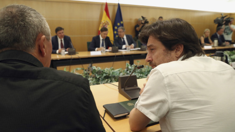 Xavier Domènech (iz), de En Comú Podem y Rafa Mayoral (d), de Podemos, durante la reunión del pacto antiyihadista que preside el ministro del Interior, Juan Ignacio Zoido. EFE/J.J.Guillén