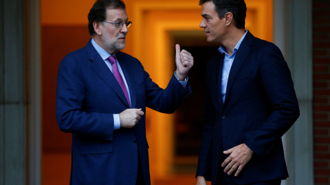 El presidente del Gobierno, Mariano Rajoy, y el líder del PSOE, Pedro Sánchez, en su reunión del pasado julio en el Palacio de la Moncloa. REUTERS