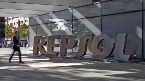 Logo de Repsol en la entrada de su sede corporativa en Madrid.