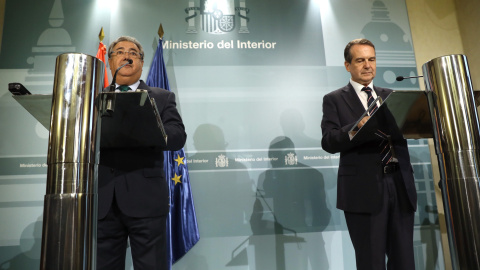 El ministro del Interior, Juan Ignacio Zoido (i), y el presidente de la Federación Española de Municipios y Provincias (FEMP), Abel Caballero (d), durante la rueda de prensa posterior a la reunión que han mantenido en la sede del Ministerio en Madrid p