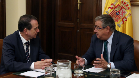 El ministro del Interior, Juan Ignacio Zoido (d), y el presidente de la Federación Española de Municipios y Provincias (FEMP), Abel Caballero (i), durante la reunión que han mantenido en la sede del Ministerio en Madrid, para estudiar vías de cooperac