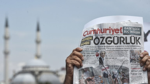 Un hombre alza una copia del diario Cumhuriyet con una palabra en la portada que se podría traducir como "Libertad", durante una manifestación frente a un tribunal de Estambul /AFP (OZAN KOSE)