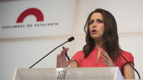 La líder de Ciutadans en Cataluña, Inés Arrimadas, durante la rueda de prensa ofrecida en Barcelona para valorar la ley de transitoriedad impulsada por JxSí y la CUP EFE/Marta Pérez