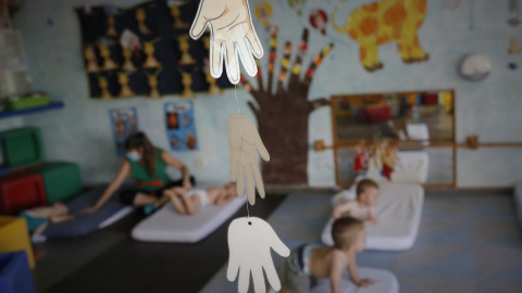 Varios niños se disponen a descansar en la Escuela Infantil Gloria Fuertes, el día de su reapertura tras el parón por el coronavirus en Arganda del Rey, Madrid (España).