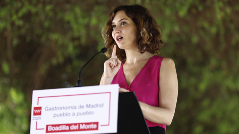 La presidenta de la Comunidad de Madrid, Isabel Díaz Ayuso, durante un discurso en Boadilla del Monte.- EFE