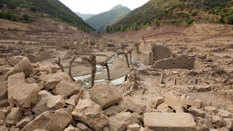 La falta de lluvia ha provocado que el embalse riojano de Mansilla se encuentre más bajo que nunca, permitiendo así a los más villanos pasear por el antiguo pueblo sumergido desde 1960. EFE/Raquel Manzanares