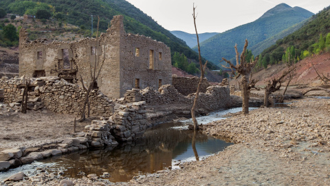 La falta de lluvia ha provocado que el embalse riojano de Mansilla se encuentre más bajo que nunca, permitiendo así a los más villanos pasear por el antiguo pueblo sumergido desde 1960. EFE/Raquel Manzanares