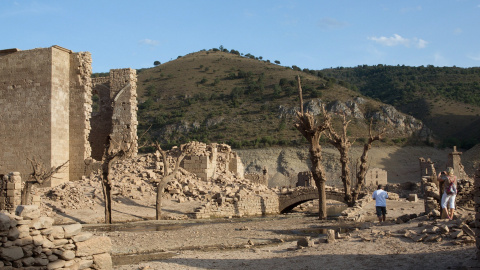 La falta de lluvia ha provocado que el embalse riojano de Mansilla se encuentre más bajo que nunca, permitiendo así a los más villanos pasear por el antiguo pueblo sumergido desde 1960. EFE/Raquel Manzanares