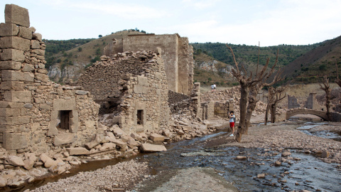 La falta de lluvia de los últimos meses ha provocado que el embalse riojano de Mansilla se encuentre más bajo que nunca, permitiendo pasear por el antiguo pueblo sumergido desde 1960. EFE/Raquel Manzanares