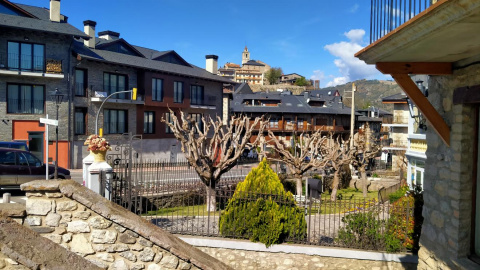 19/04/2023 - Una panoràmica de Bellver de Cerdanya.