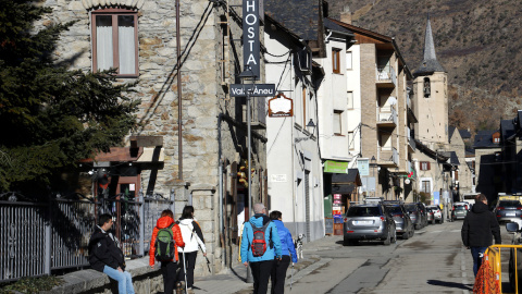 Imatge d'arxiu de turistes visitant Esterri d'Àneu, al Pirineu.