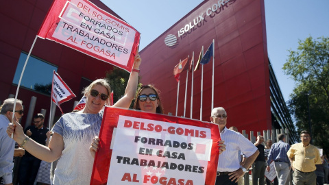 Protesta de trabajadores ante la sede de Isolux Corsán, frente a la sede de la compañía. EFE