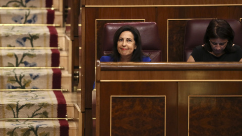 La portavoz parlamentaria socialista, Margarita Robles (i), junto a la diputada y vicesecretaria general del PSOE, Adriana Lastra (d), durante el pleno extraordinario del Congreso en el que ha comparecido el presidente del Gobierno, Mariano Rajoy, para da