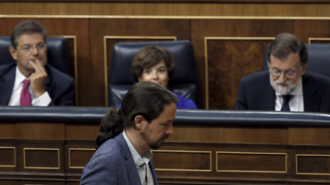 El líder de Unidos Podemos, Pablo Iglesias, antes de su intervención en el pleno extraordinario celebrado en el Congreso en el que ha comparecido el presidente del Gobierno, Mariano Rajoy, para dar explicaciones de su declaración ante el tribunal del j