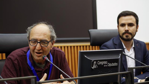 El coordinador federal de IU, Alberto Garzón (derecha), junto al escritor y periodista turco-alemán, Dogan Akhanli, en el Congreso de los Diputados. | EMILIO NARANJO (EFE)