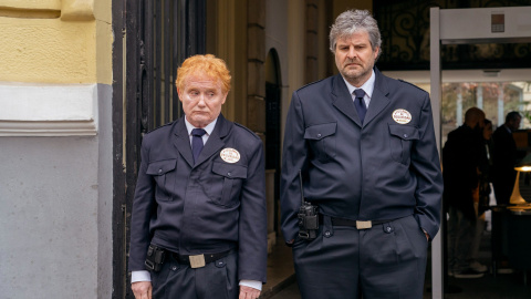 Los actores Enrique Martínez y Raúl Cimas, en la serie 'Poquita fe' (Movistar).