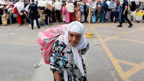 Miles de mujeres transportan grandes cargas de mercancías a sus espaldas entre Marruecos y España, por el enclave de Melilla /  REUTERS - Youssef Boudlal