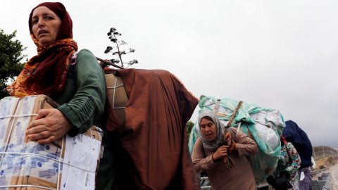 Las "mujeres mulas" transportan entre 40 y 70 kilogramos de peso a sus espaldas cada día durante largas horas / REUTERS - Youssef Boudlal