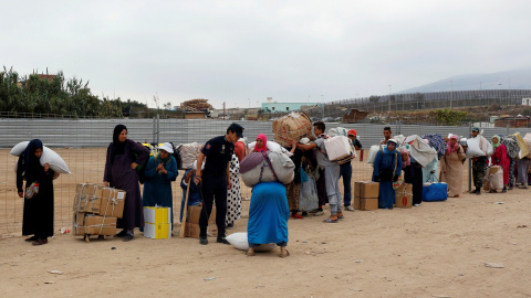 El trabajo es abrumador y lleno de riesgos: cuando abren las puertas de la frontera comienza la lucha entre ellas para conseguir un espacio por dónde cruzar: algunos comerciantes han muerto en estampidos / REUTERS - Youssef Boudal