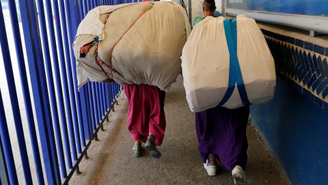 Las mujeres, cruzando la frontera, transportan una mercancía que se contabiliza como equipaje personal /  REUTERS - Youssef Boudlal