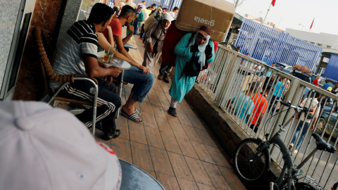 Cada madrugada, las mujeres se dirigen a un jefe que les indica las tareas que tendrán que realizar durante el día y la cantidad asignada de mercancías /  REUTERS - Youssef Boudlal