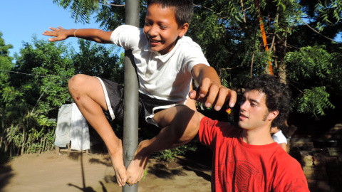 Niño nicaraguense aprendiendo acrobacias circenses