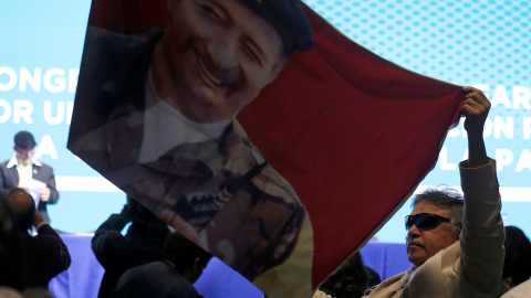 Jesus Santrich, miembro de las FARC, ondea una bandera con el rostro de Victor Julio Suarez, antiguo líder de la guerrilla conocido como Mono Jojoy, en el Congreso Nacional de las FARC /REUTERS (Jaime Saldarriaga)