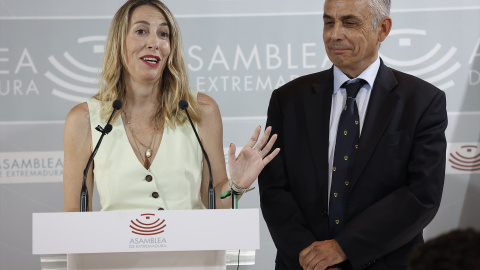 La presidenta del PP de Extremadura, María Guardiola y el portavoz de Vox en la Asamblea de Extremadura, Ángel Pelayo Gordillo, durante una rueda de prensa posterior a la firma del acuerdo entre PP y Vox para gobernar en coalición Extremadura, a 30 de 