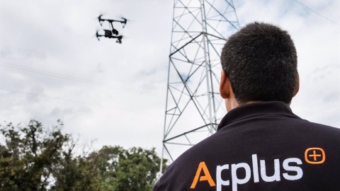 Un operario de Applus manejando un dron.