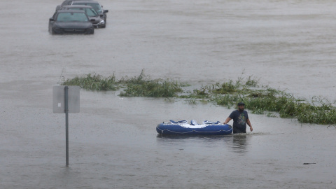 Un residente camina a través de las aguas durante la inundación de la tormenta tropical Harvey en Houston, Texas, EEUU.- REUTERS / Jonathan Bachman