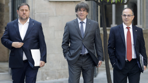 El presidente de la Generalitat, Carles Puigdemont, junto al vicepresidente del Govern, Oriol Junqueras y el portavoz del Govern, Jordi Turull, a su llegada hoy a la reunión semanal del Govern / EFE - Andreu Dalmau