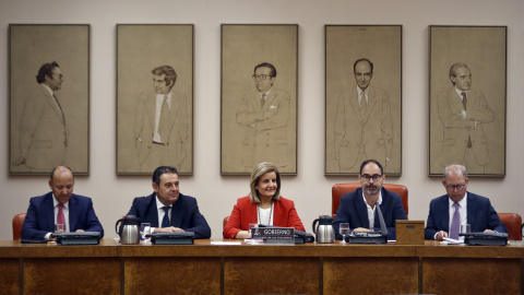 La ministra de Empleo, Fátima Báñez, junto al presidente de la Comisión de Empleo, Alberto Montero; el vicepresidente, Gerardo Camps, y el secretario primero, José María Barrios, entre otros, durante su comparecencia en el Congreso. EFE/Emilio Naran