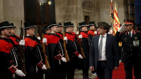 El nuevo presidente catalán Carles Puigdemont es recibido por una guardia de honor de los Mossos d' Esquadra a la ceremonia de su toma de posesión como presidente de la Generalitat de Catalunya en el Palau de la Generalitat en Barcelona. REUTERS