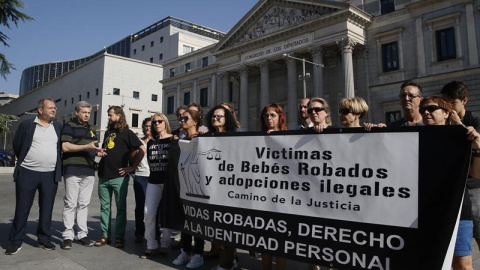 Un grupo de víctimas de bebés robados y adoptados ilegales durante la concentración que han protagonizado ante el Congreso coincidiendo con el Día Internacional de las víctimas de Desapariciones Forzadas. - EFE