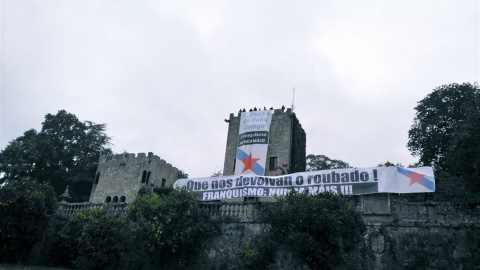 Militantes del BNG entran en el Pazo de Meirás y despliegan pancartas para reclamar "su devolución al pueblo".- GALIZA NOVA