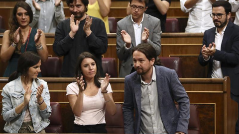 El líder de Podemos, Pablo Iglesias (d), es aplaudido tras finalizar su intervención durante el pleno extraordinario celebrado hoy en el Congreso de los Diputados en el que ha comparecido el presidente del Gobierno, Mariano Rajoy, para dar explicaciones