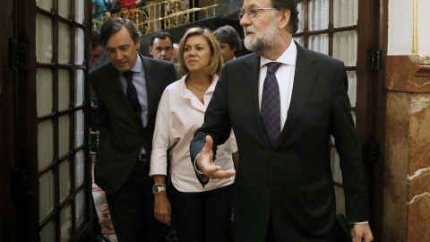 El presidente del Gobierno, Mariano Rajoy, abandona el hemiciclo del Congreso tras comparecer hoy en un pleno extraordinario para dar explicaciones de su declaración ante el tribunal del juicio del caso Gürtel y sobre la supuesta financiación ilegal de