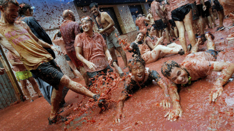 Cerca de 22000 asistentes y 160.000 kilos de tomates se han utilizado en la 72 edición de la Tomatina de Buñol. EFE/Miguel Angel Polo